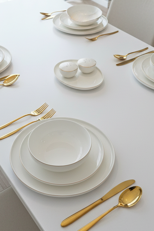 Service à vaisselle Anna 27 pièces en porcelaine liseré doré