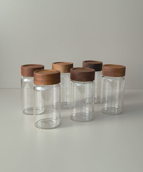 Lot de 6 pots à épices en bois d’acacia – 12 cm - Happymuzdeco