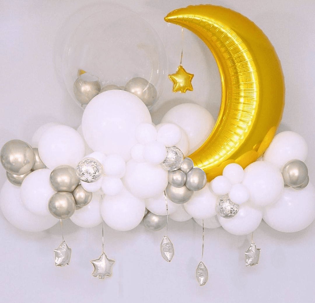 Kit arche à ballons nuage blanc, argent et doré (77 pièces)