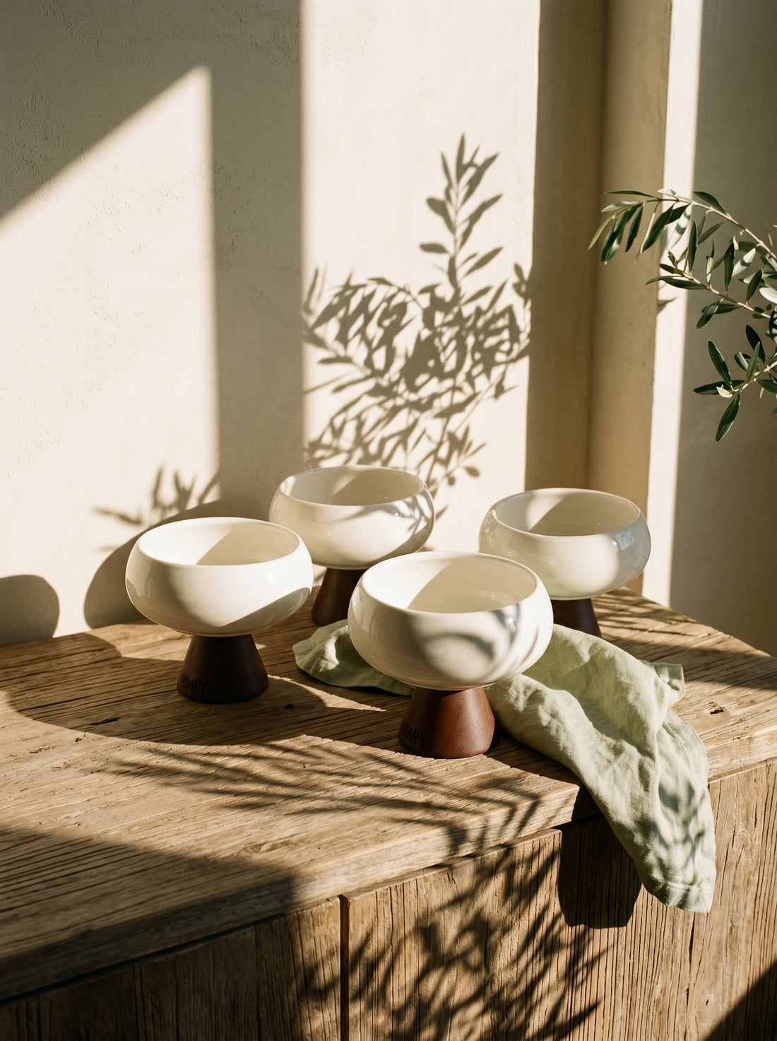 Set de 4 bols Mira avec pied en bois d’acacia