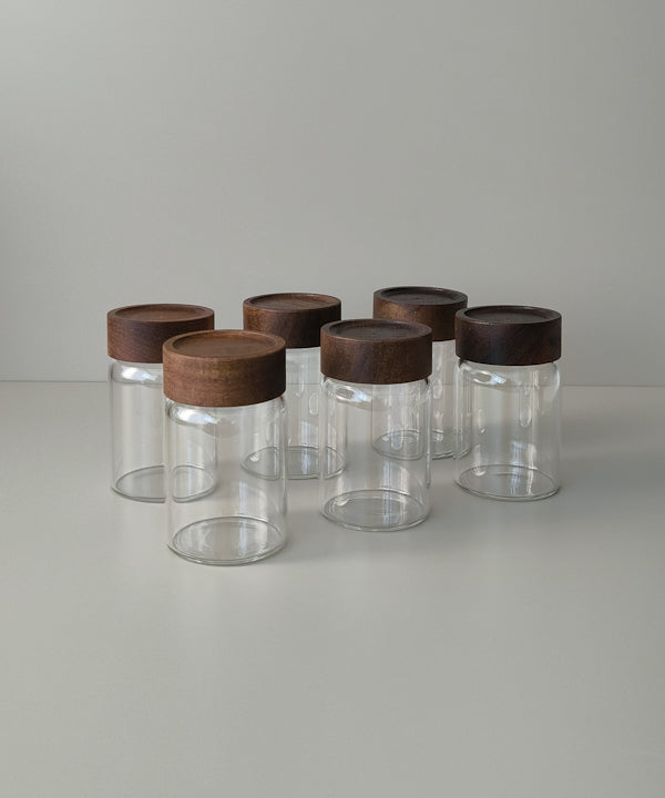 Lot de 6 pots à épices en bois d’acacia – 10 cm - Happymuzdeco