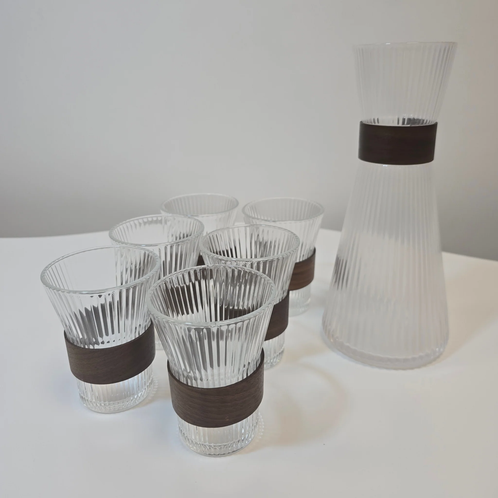 Service carafe et verres avec support en acacia - Happymuzdeco