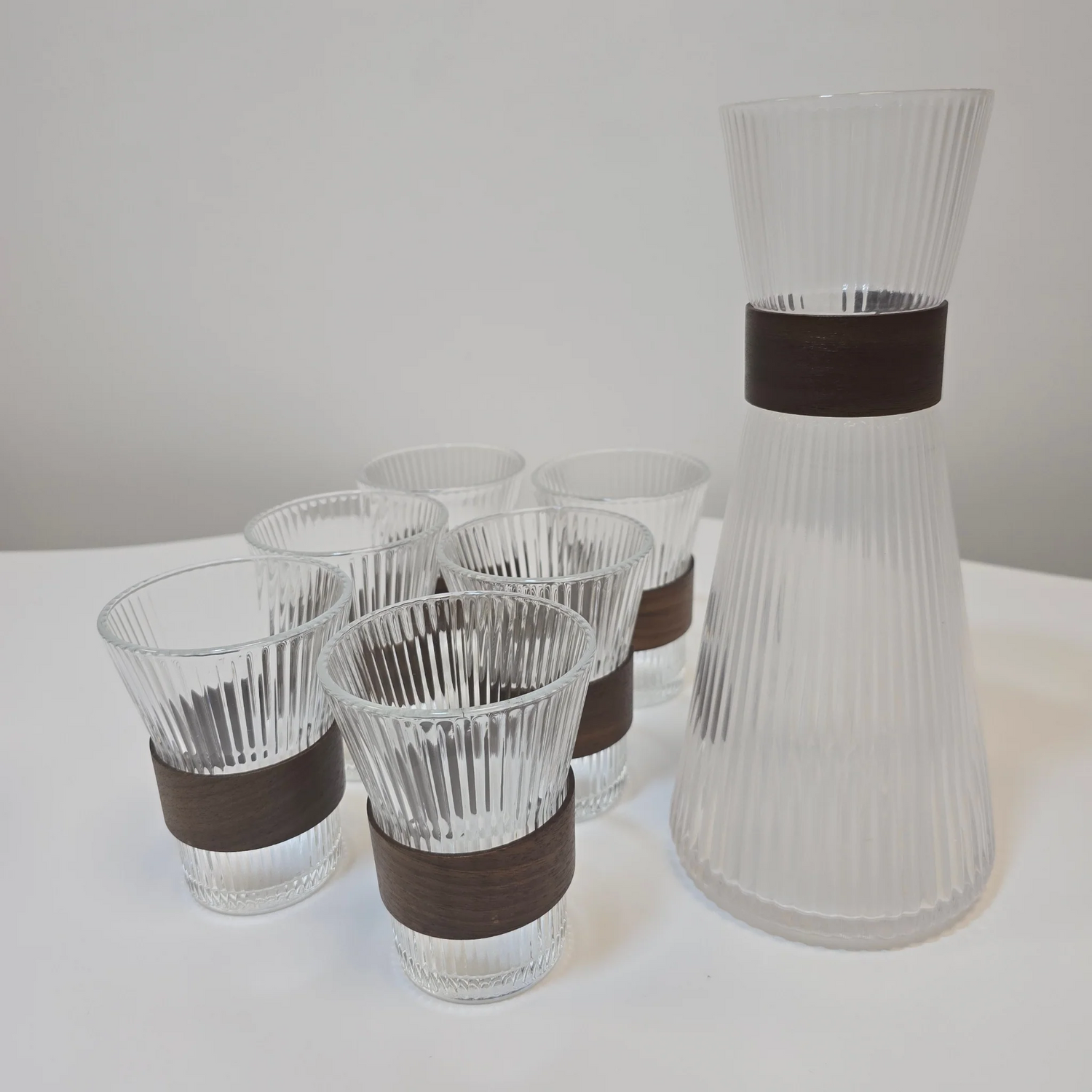 Service carafe et verres avec support en acacia - Happymuzdeco