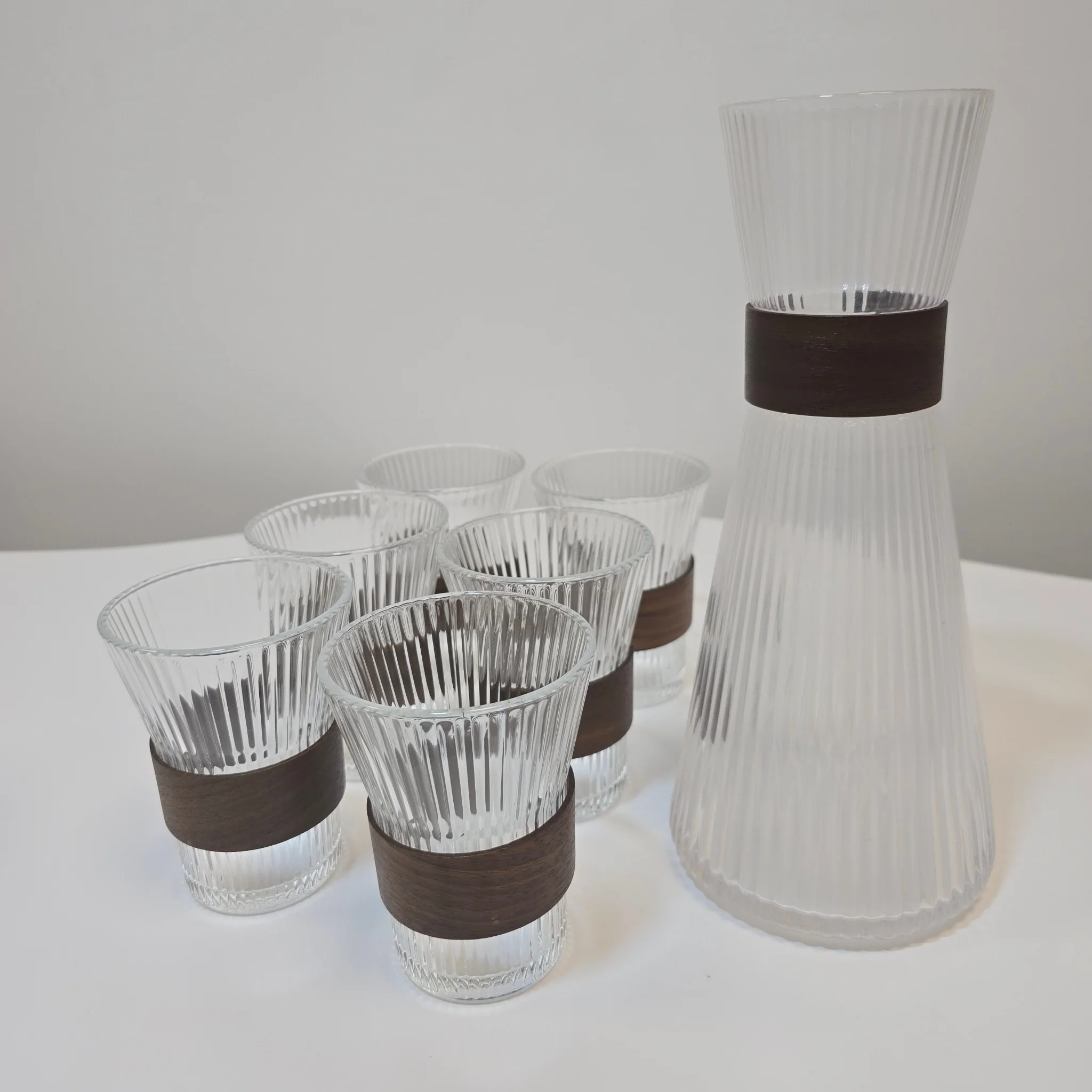 Service carafe et verres avec support en acacia - Happymuzdeco